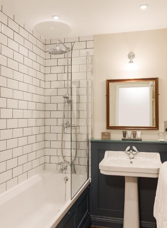 Classic Double Room image 4