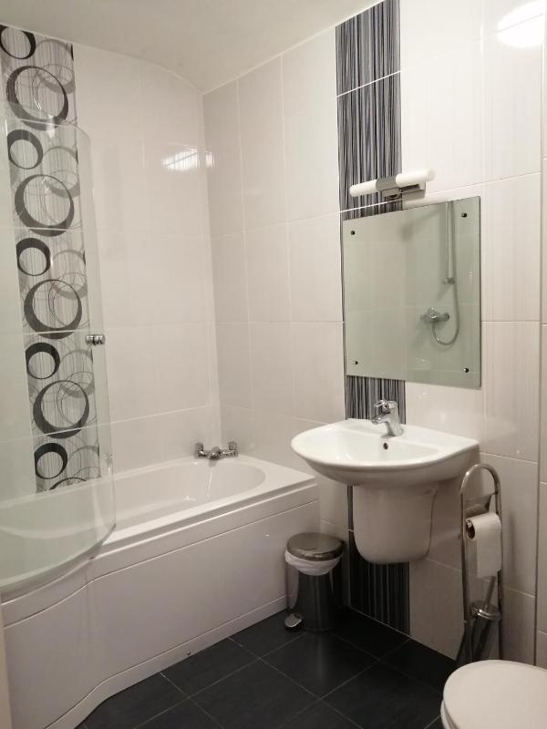 Standard Twin Room image 1