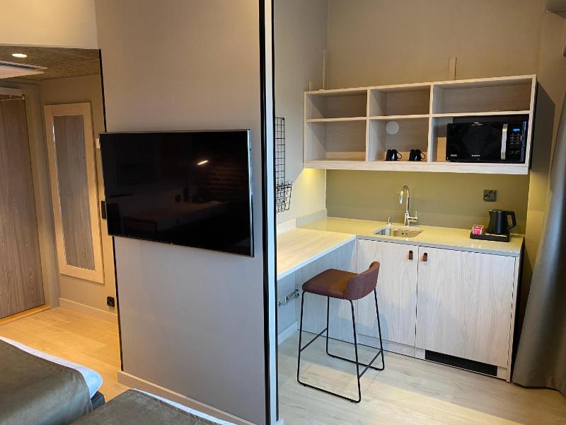 Standard Twin Room with Kitchenette image 2