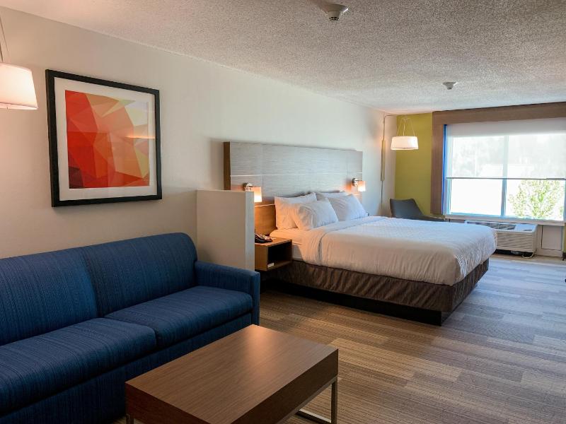 King Suite with Sofa Bed image 4