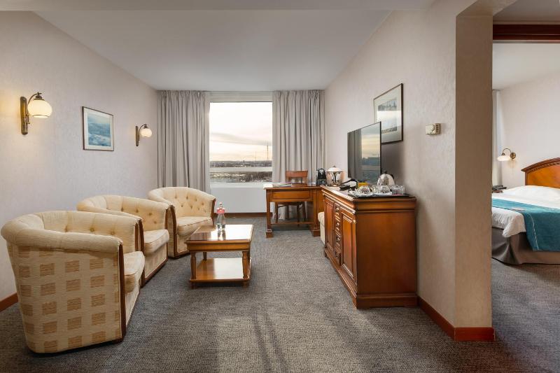 Suite 1 King Bed with Spa Access and Complimentary One-Way Airport Transfer image 1