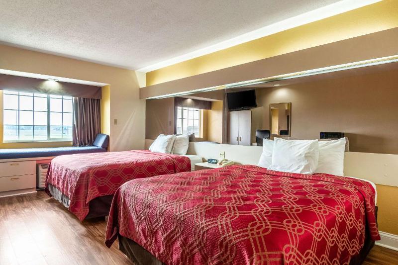 Queen Room with Two Queen Beds - Non-Smoking image 3