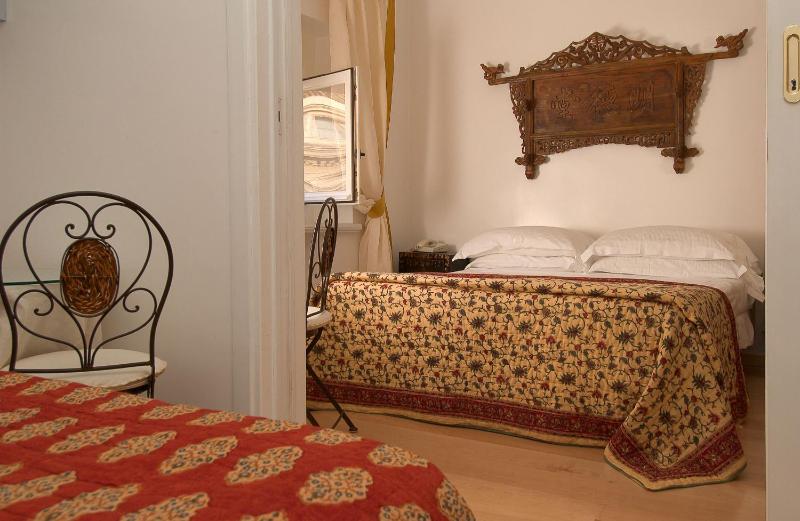 Double room with Trevi Fountain View image 3