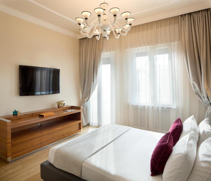 Large Double Room with Balcony and City View image 4
