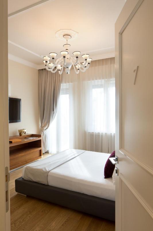 Large Double Room with Balcony and City View image 2
