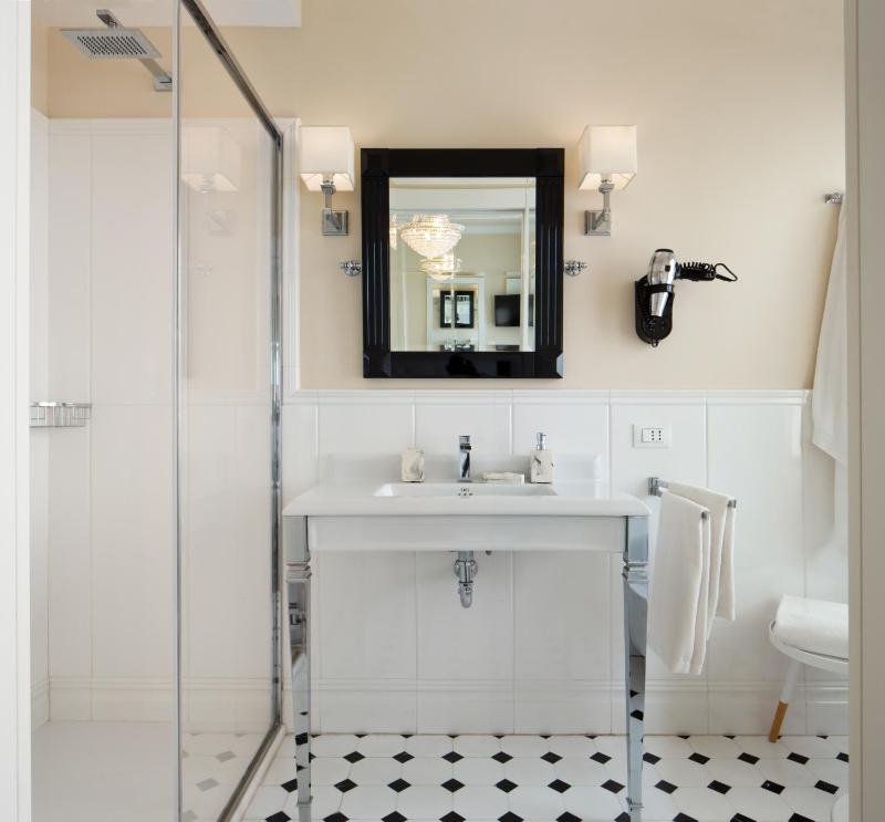 Deluxe Double Room with Balcony and City View image 3