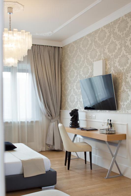 Superior Double Room with Balcony and City View image 4