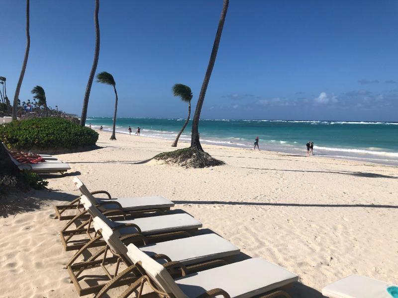 Beautiful One Bedroom unit with pool and Beach club in a Golf Project - image 1