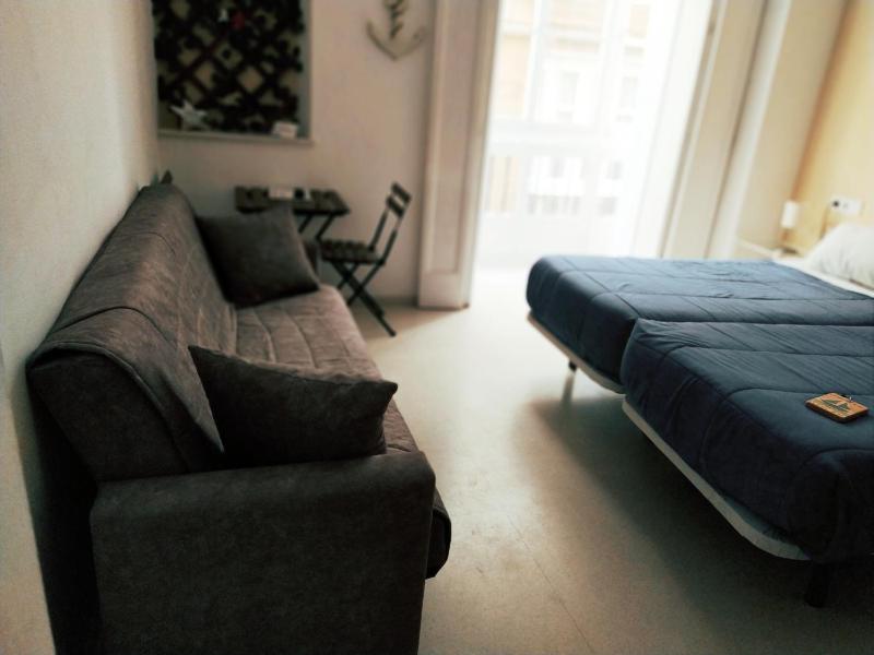 Twin Room with Private Bathroom and Extra Bed image 3