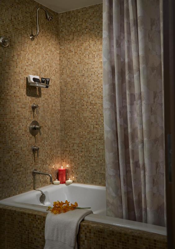 Deluxe King Room image 3