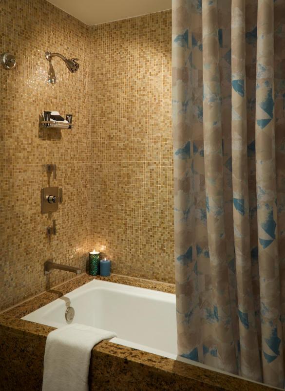 Deluxe Queen Room image 3