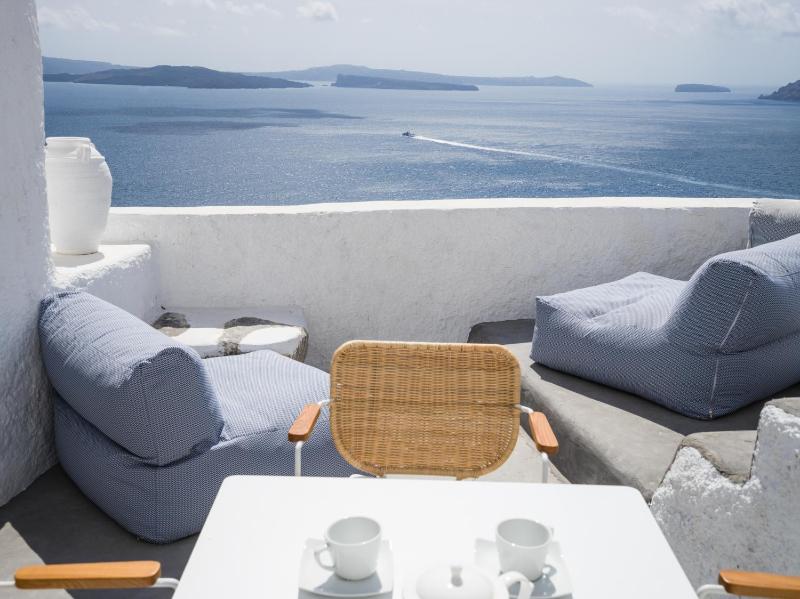 Sky Suite with Indoor Heated Jacuzzi and Caldera View image 3