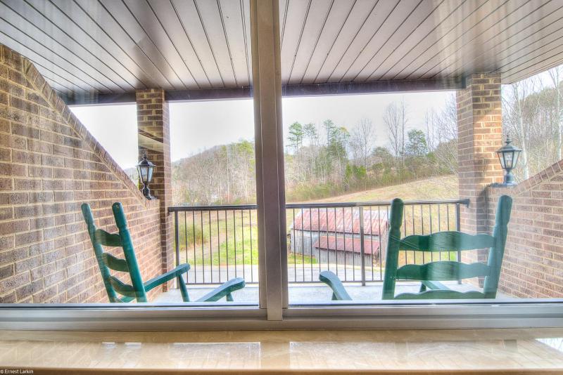 Queen Room with Balcony image 3