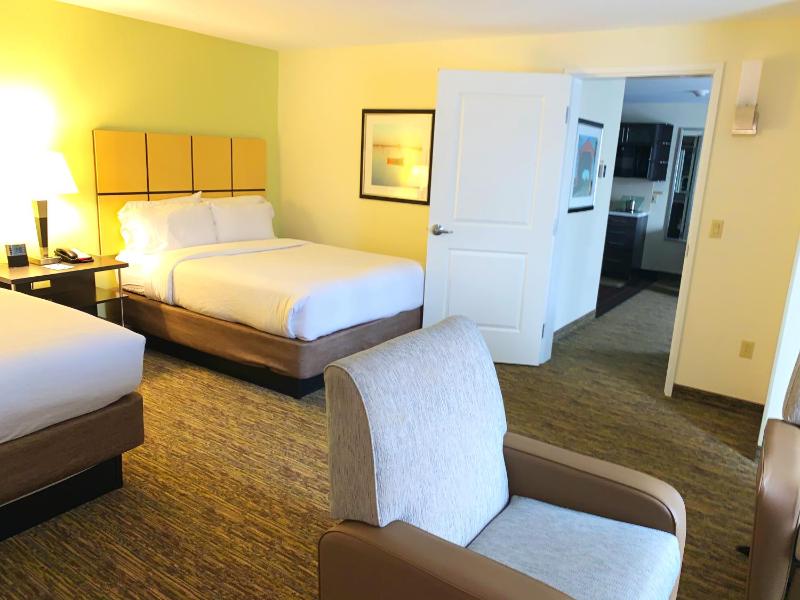One-Bedroom Suite with Two Queen Beds image 3