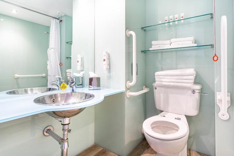 Standard Accessible Queen Room - Top Floor image 3