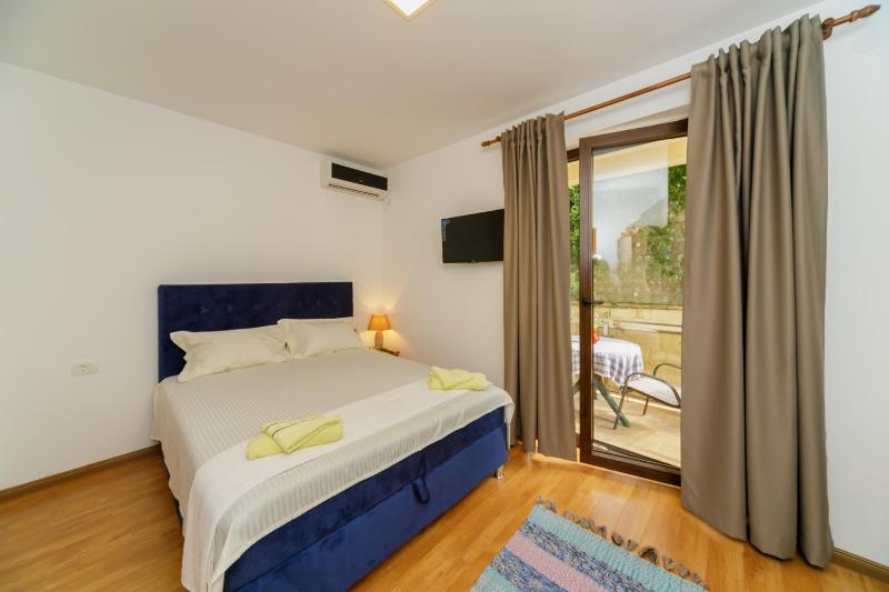 Queen Room with Balcony image 2