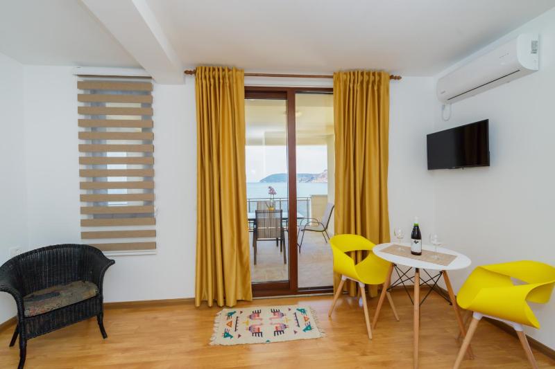 Deluxe Suite with Sea View image 3
