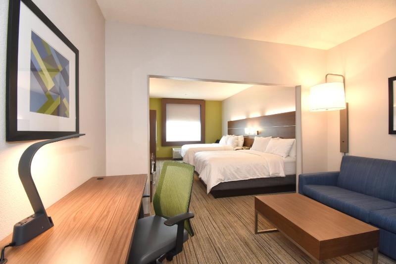 Suite with Two Queen Beds image 3