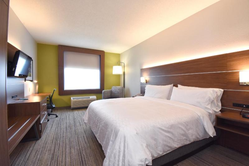 Standard King Room image 2
