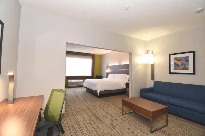 King Suite - Non-Smoking image 3