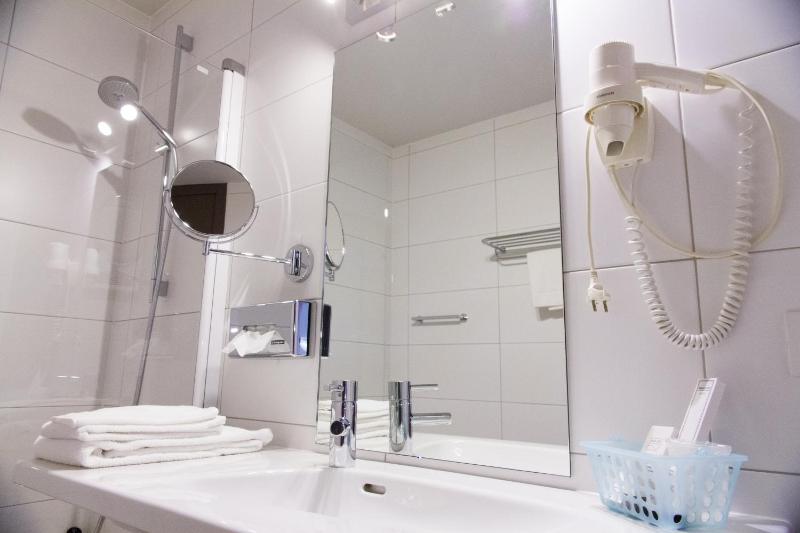 Twin Room image 3
