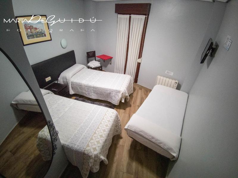 Twin Room with Extra Bed image 2