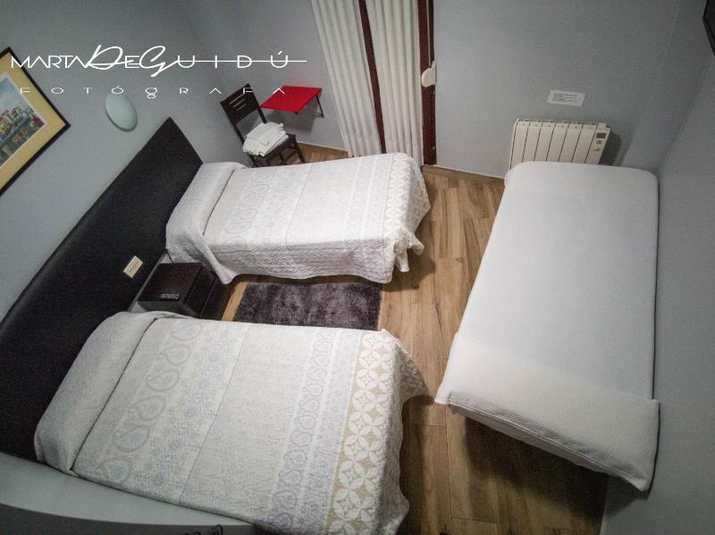 Twin Room with Extra Bed image 3