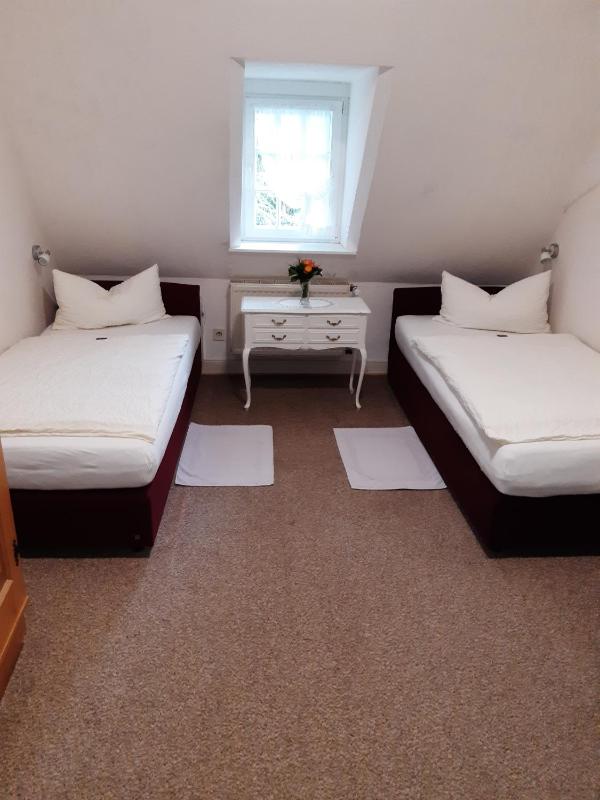 Double Room with Shared Toilet image 2