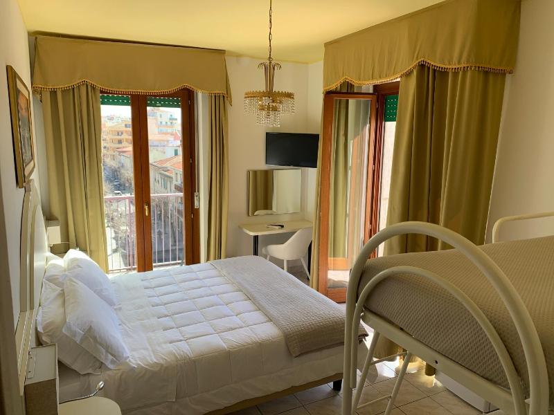 Quadruple Room with Balcony image 4