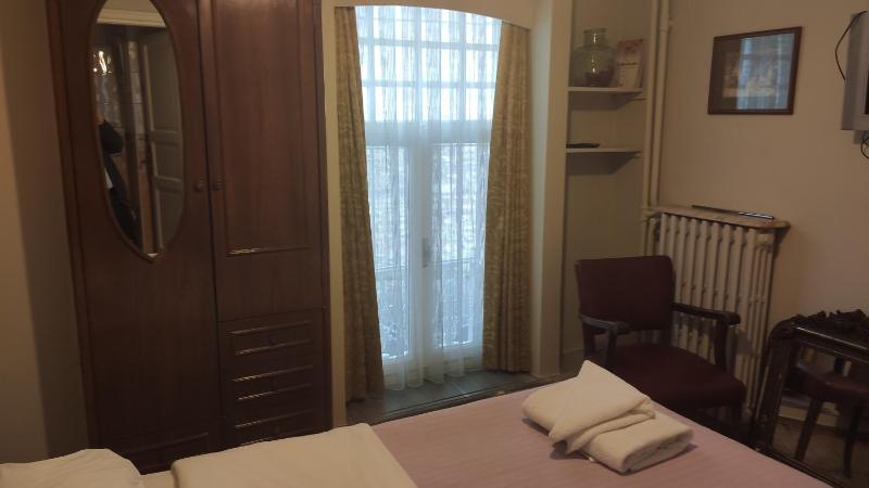 Economy Double Room image 3