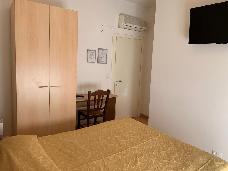 Queen Room with Balcony image 4