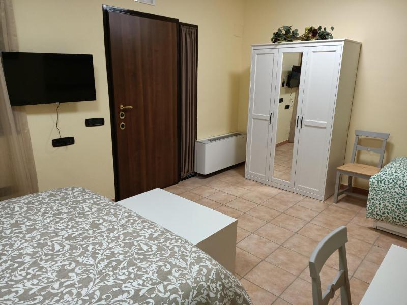 Large Double or Twin Room image 4