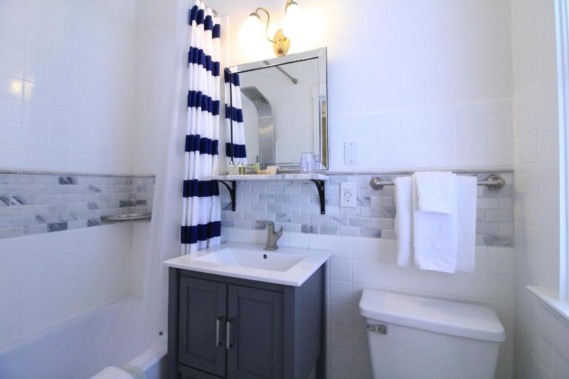 Premium King Room image 3