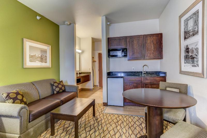 Queen Suite with Sofa Bed image 2