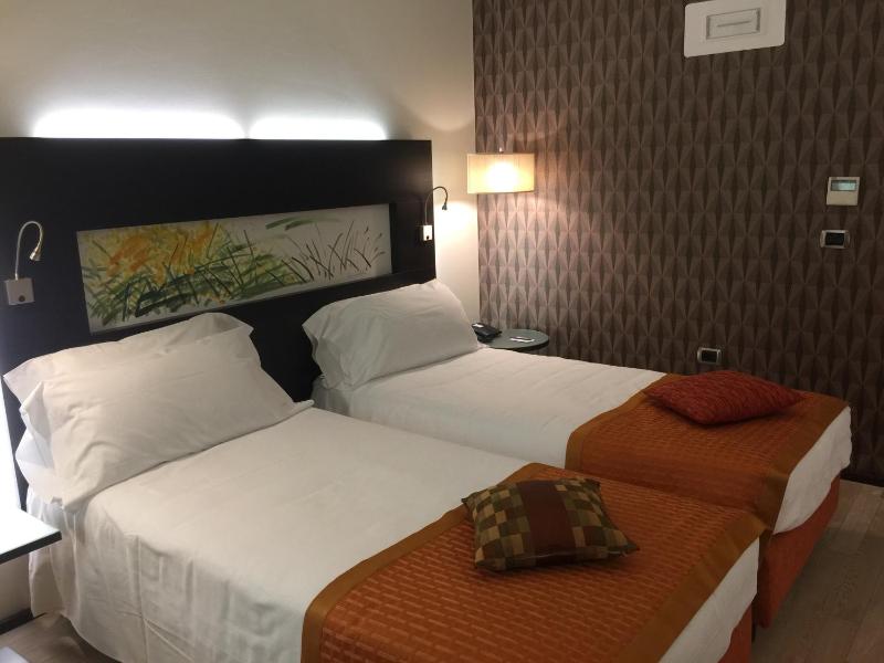 Standard Twin Room image 4