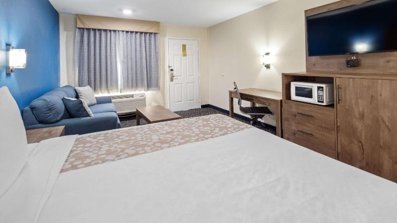 King Room with Sofabed - Non-Smoking image 4
