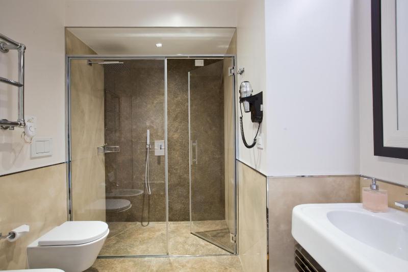 Double Room image 4