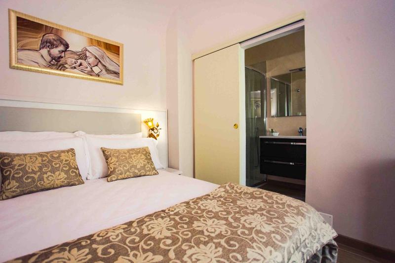 Budget Double Room image 3