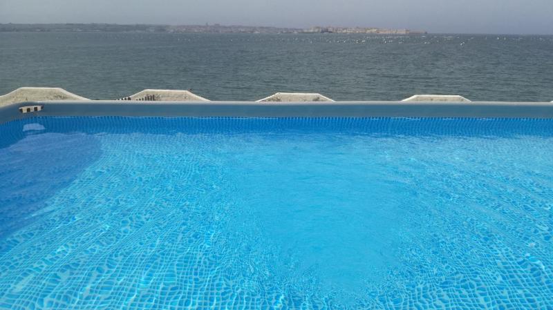 Casa con piscina e vista mare dal giardino - image 5