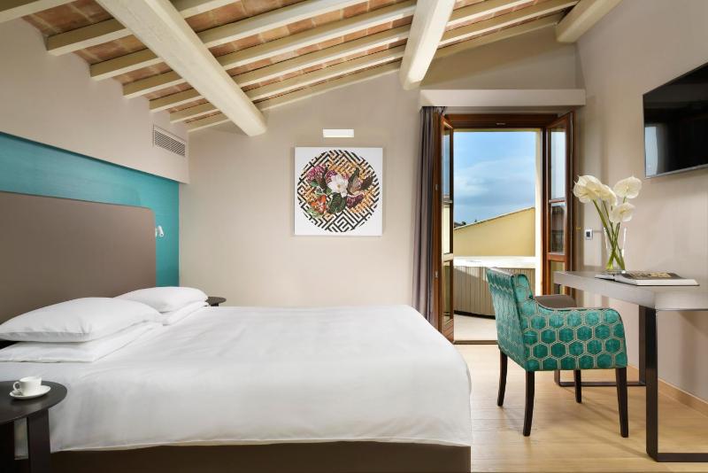 Suite with External Spa Bath and Spa Access image 3