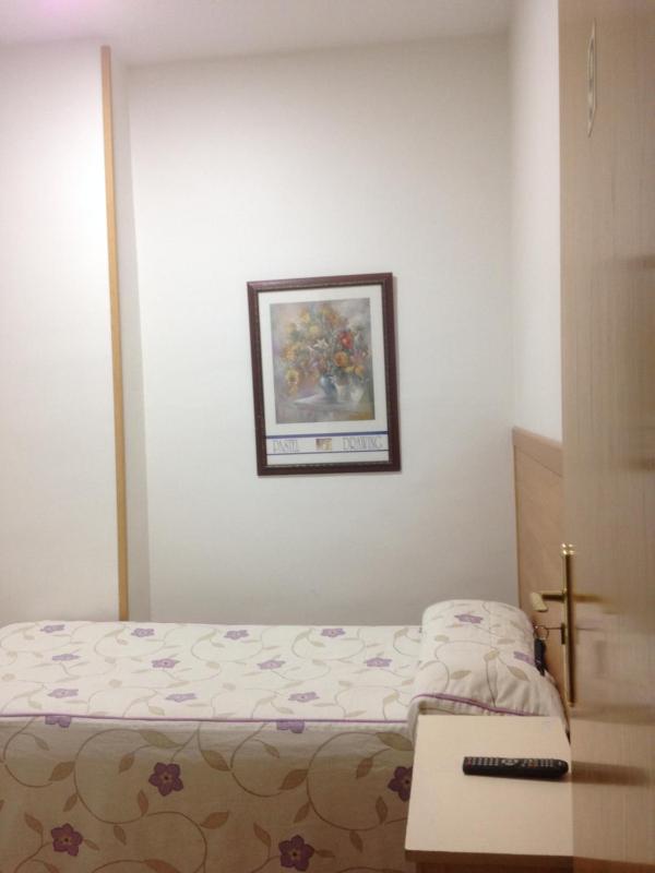 Basic Single Room with Shared Bathroom image 4
