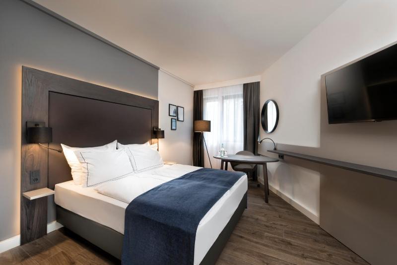 Standard Queen Room image 3