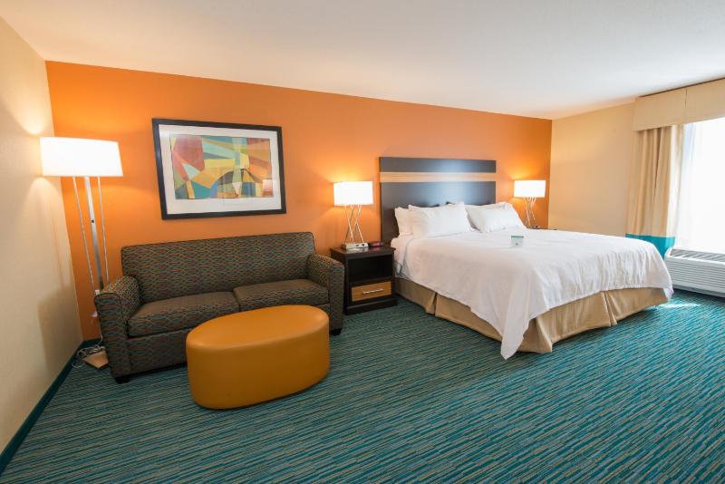 Standard King Room with Sofa Bed image 4