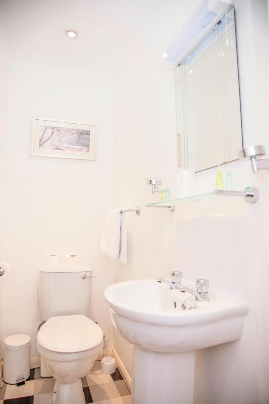 Single Room with Bathroom image 2