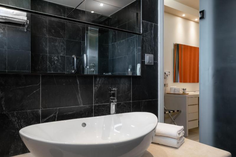 Deluxe Double or Twin Room with Garden View image 4