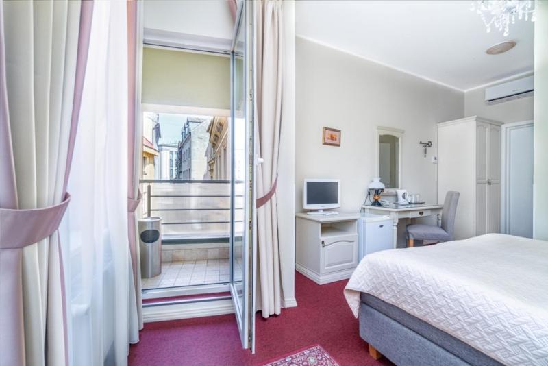 Double or Twin Room image 4