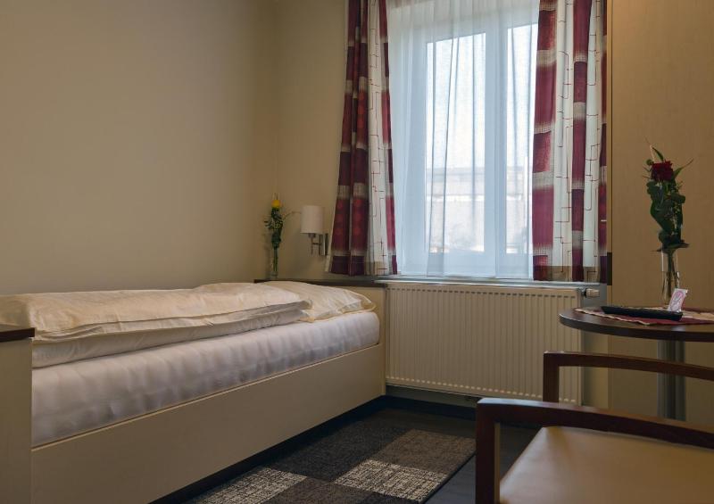 Budget Single Room image 3