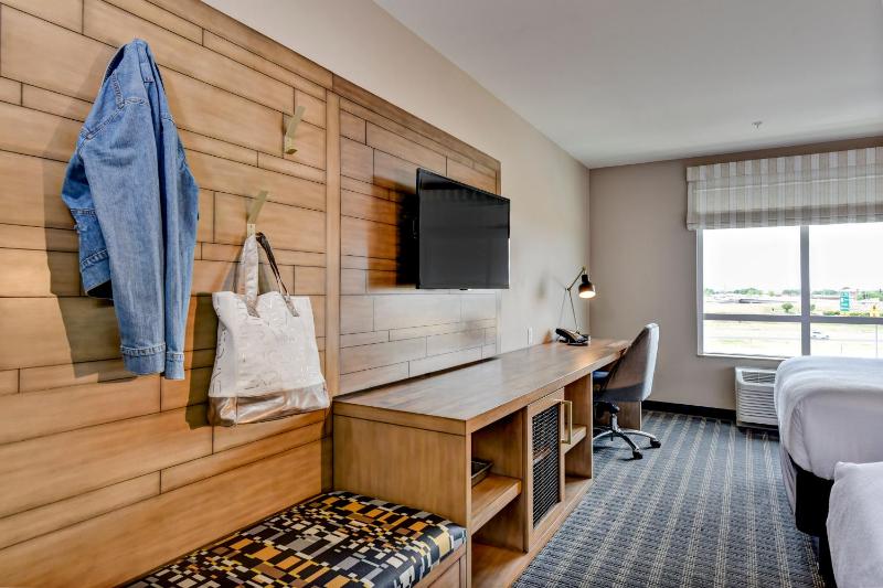 Standard King Room image 3