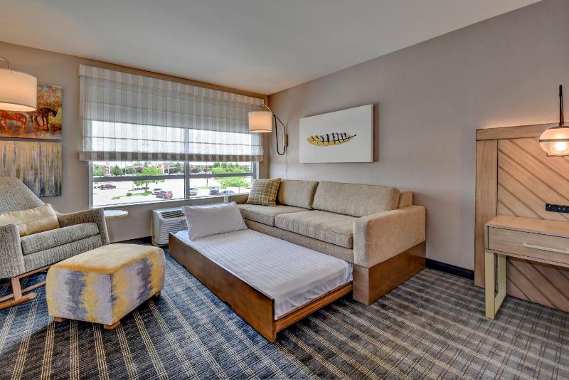 Standard King Room with Sofa Bed image 3