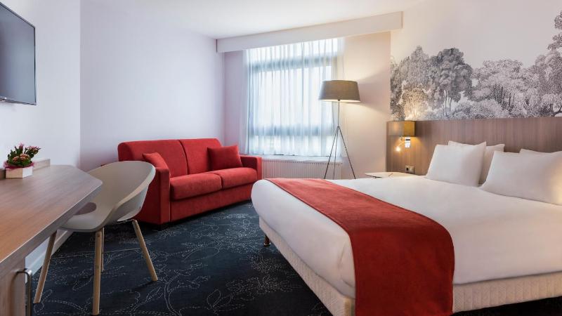 Premium King Room with Sofa Bed image 2